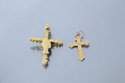 Deux croix pendentifs en or jaune 18k (750)...