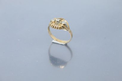 null Bague en or jaune et gris 18K (750) ornée d'une petite pierre blanche. 

Poinçon...