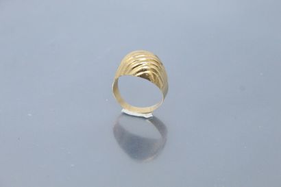 18k (750) yellow gold godronnée ring. 

Finger...