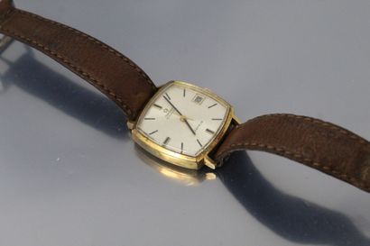 null OMEGA

Montre bracelet d'homme, boîtier de forme carré en or jaune 18K (750),...