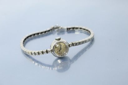 null GIRARD PERREGAUX

Montre bracelet de dame or gris 18K (750), cadran rond à chiffres...