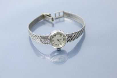 null LIP 

Montre bracelet de dame, boîtier rond en or gris 18k (750), cadran à fond...