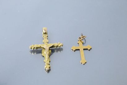 null Deux croix pendentifs en or jaune 18k (750) :

- l'une double faces, le Christ...