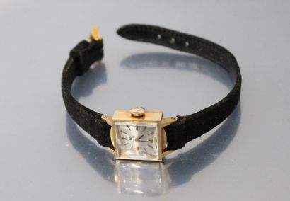 null OMEGA

Montre bracelet de dame, boîtier carré en or jaune 18K (750), cadran...