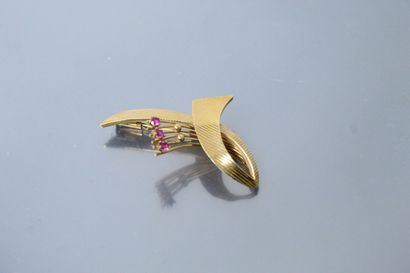 Ribbon brooch in 18k (750) yellow gold fluted...