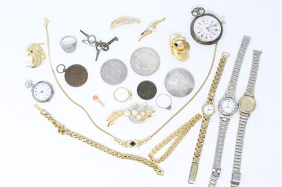 null Lot comprenant des bijoux fantaisie dont trois montres bracelet de dame en métal...