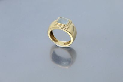 null Bague en or jaune 18K (750) ornée d'une aigue-marine carrée.

Poinçon tête d'aigle....