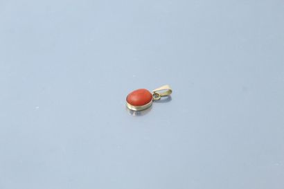 null Pendentif en or jaune 18K (750) retenant un cabochon de corail. 

Longueur :...