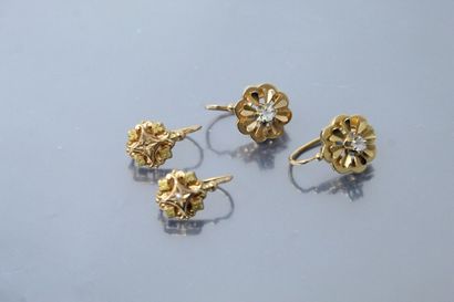 
Two pairs of 18K (750) yellow gold earrings...