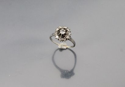null Bague fleur en or gris 18k (750) ornée de diamant rond taille moderne. 

Poinçon...