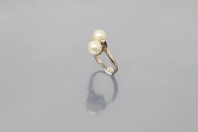 null Bague Toi&Moi en or gris 18k (750) ornée de deux perles épaulé de deux diamants....