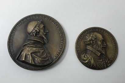 null Lot composé de deux médailles en bronze à patine brune :

1/Cardinal de Richelieu,...