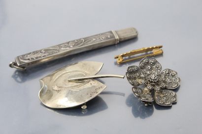 null Ensemble :

- broche fleur à cinq pétales en argent (Charençon). Diam. : 3.50...