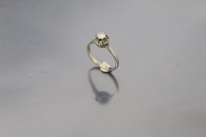 null Solitaire en or gris 18k (750) et platine orné d'un diamant rond taille moderne....