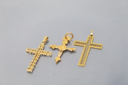 null Lot de trois pendentifs croix en or jaune 18K (750).

Poinçon tête d'aigle 

Poids...
