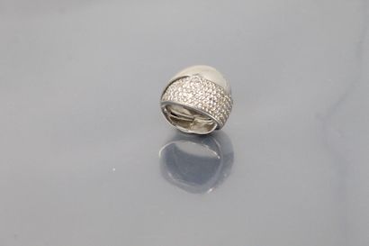 18K (750) white gold ring formed by two intertwined...