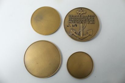 null Jean Vernon

Lot composé de quatre médailles en bronze doré commémorant la Loi,...
