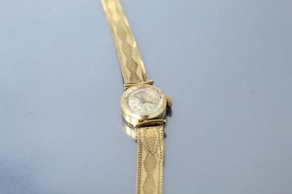 null REXA

Montre bracelet de dame, boîtier rond en or jaune 18K (750) cadran à fond...