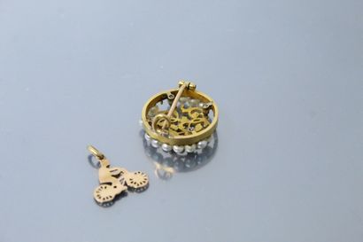 null Broche ajourée en or jaune 18k (750) à décor d'enroulement et ornée de perles...