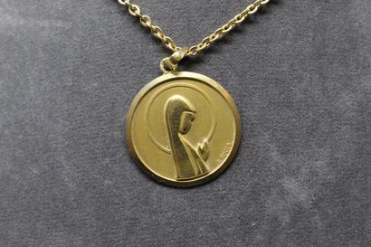 null Médaille de communion en or jaune 18K (750)ornée d'une Vierge nimbée stylisée,...