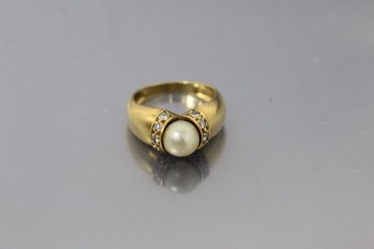 null Bague jonc en or jaune 18k (750), une perle sertie épaulée par cinq brillants...