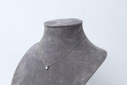 null Chaîne et son pendentif en or gris 18k (750) orné d'un diamant rond taille moderne....