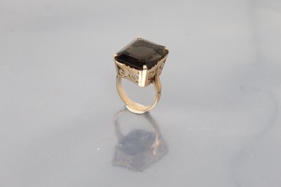 14k (585) yellow gold ring set with a rectangular...