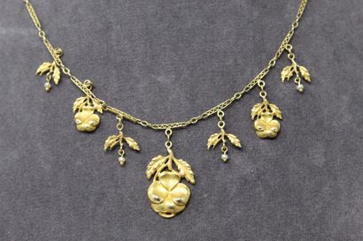 null Collier en or jaune 18k (750) au décor de feuillages en pendeloque.

Poinçon...