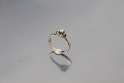 Bague en or gris 18K (750) ornéee d'un diamant...