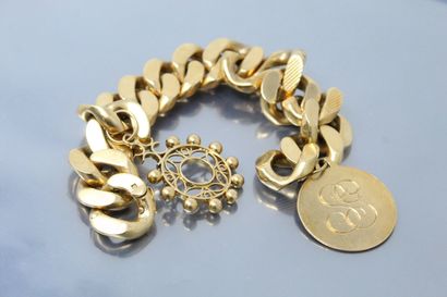 null Bracelet en or jaune 18K (750) orné de deux médailles en or jaune 18K, l'une...