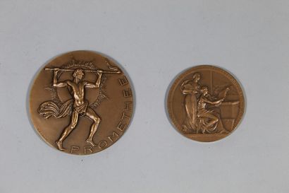 null Deux médailles de table en bronze :

- PROMETHEE, d'ap. sbg R.S. Baron. Revers...