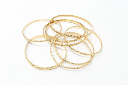 null Lot composé de huit bracelets jonc en or jaune 18k (750) ouvragés de frise de...