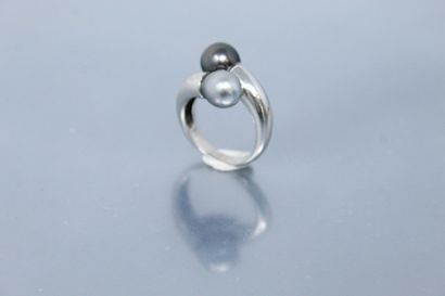 Silver ring Toi&Moi with two grey pearls....