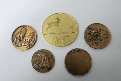 null Lot composé de cinq médailles en bronze doré représentant la chasse, un mouton,...