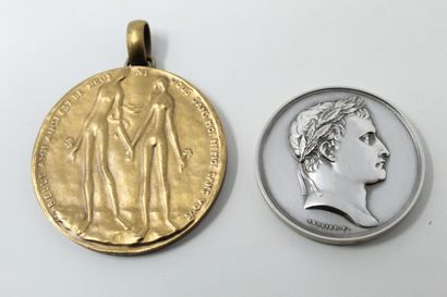 Lot composé de deux médailles en bronze représentant...