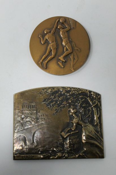 Médaille de table en bronze une élégante...