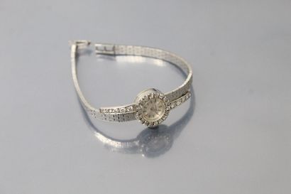 null JUVENIA

Montre bracelet de dame en or gris 18K (750), cadran rond à fond gris...