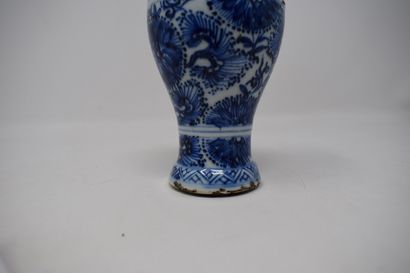 null CHINE - XXème siècle.

Petit vase balustre à décor blanc bleu de fleurs.

Egrenure...