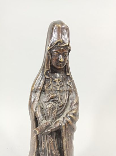 null JAPAN

Guanine in bronze with a medal patina holding a scroll in her hands.

H.:...