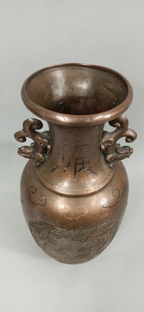 null VIETNAM - Vers 1900

Vase balustre en bronze, le col évasé, à décor en léger...