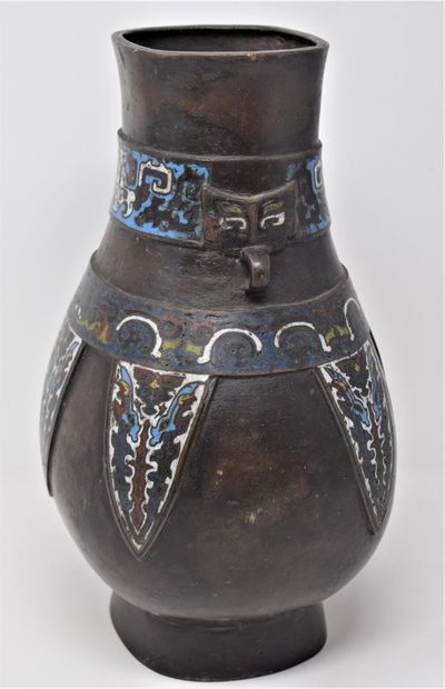 null CHINA - 19th century

Hu-shaped vase in bronze and cloisonné enamels. 

Hollow...