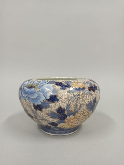 null JAPAN

Set of objects including :

A porcelain vase decorated with chrysanthemums,...