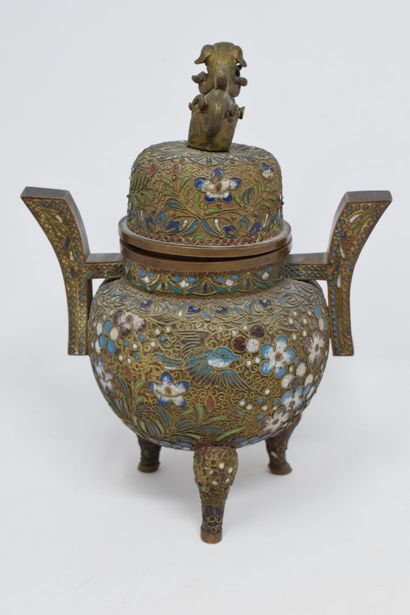  China 20th century 
Covered copper pot with floral decoration in cloisonné enamels,...