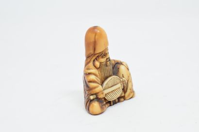 null JAPAN - 20th century

Ivory netsuke carved with a man with a screen

H. 4 c...