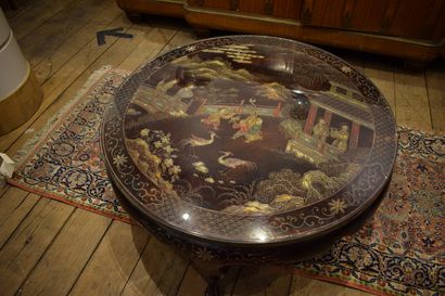 null CHINE, vers 1950

Table ronde en bois culpté à décor polychrome d'enfant jouant...