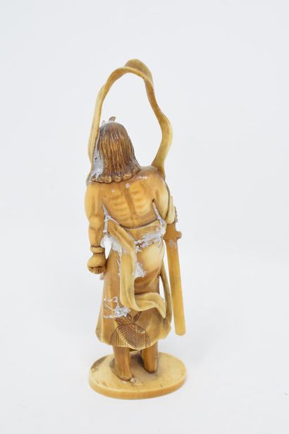 null JAPON - XXème siècle

Okimino en ivoire représentant un homme à l'épée 

Accidents,...
