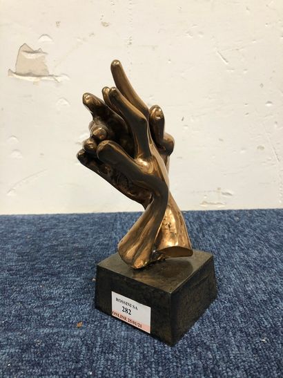 null 
LOHE Yves (né en 1947)




Sculpture en bronze représentant deux mains entrelacées.




Hauteur...