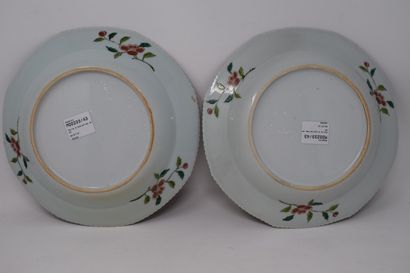 null Chine XXème

Paire d'assiettes en porcelaine à décor d'émaux polychromes représentant...