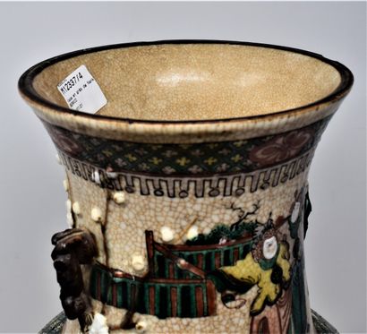 null CHINE, Nankin - XIXeme siècle

Vase en grès de la famille verte.