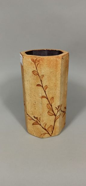null LEDUC Raymonde (born in 1929)

Lot of four vases with leaves decoration.

Stoneware,...